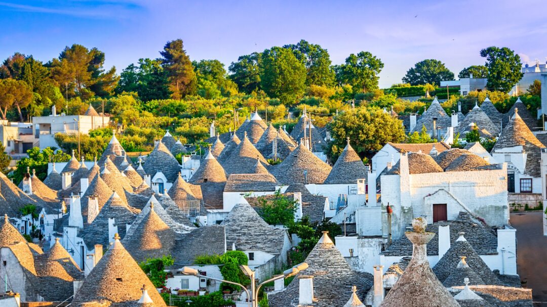 Scopri il fascino dei trulli: storia e curiosità tra Ostuni e Alberobello